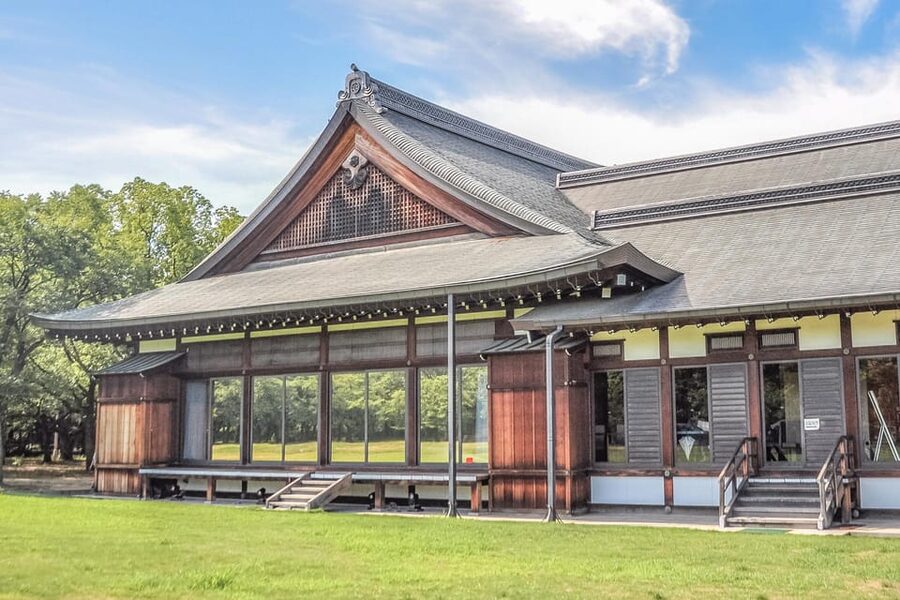 Discover Osaka, Private Customizable Tour with Expert Guides - The built-in rhythm: trains, photo stops, and why it works
