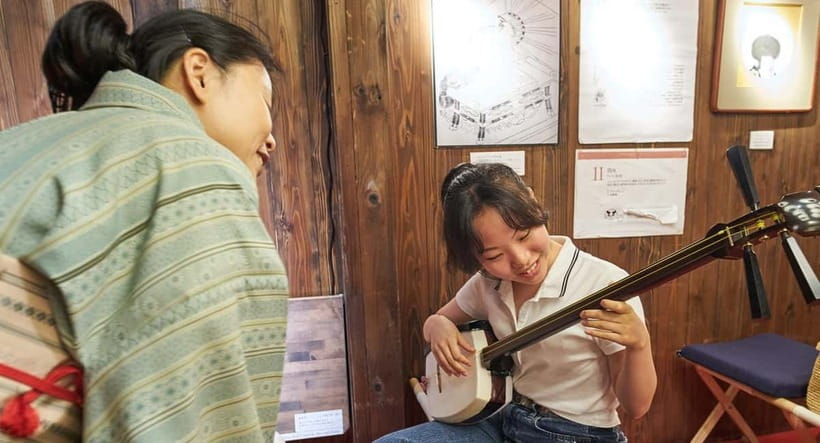 Dotonbori: English Rakugo & Tsugaru Shamisen Show & Workshop - The theater rules that affect your day (so you’re not surprised)
