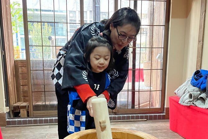 【Family Friendly】Traditional Mochi Pounding Experience - Why This Mochi Pounding Class Feels Like Real Osaka
