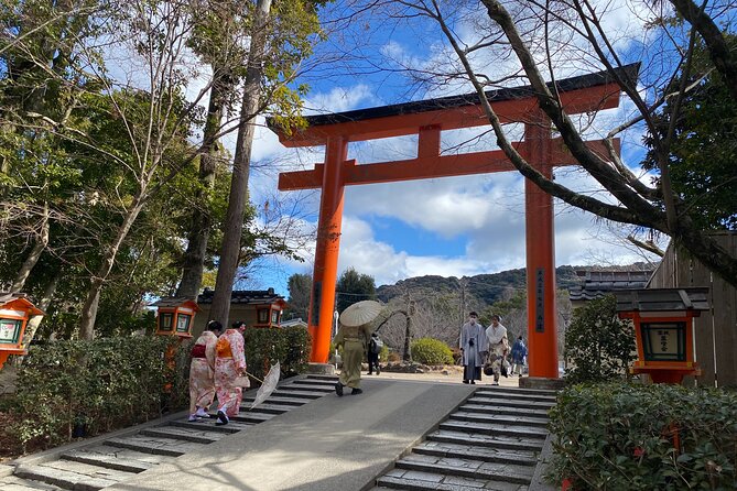 From Osaka to Kyoto for a Day of Culture and History - Yasaka Shrine: Old Roots Right at the East End of Gion