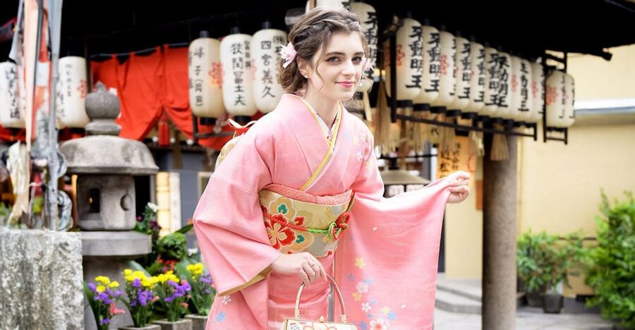 Kimono photoshoot-Includes 100 photo data - The Shinsaibashi street stop: older buildings and shrine details
