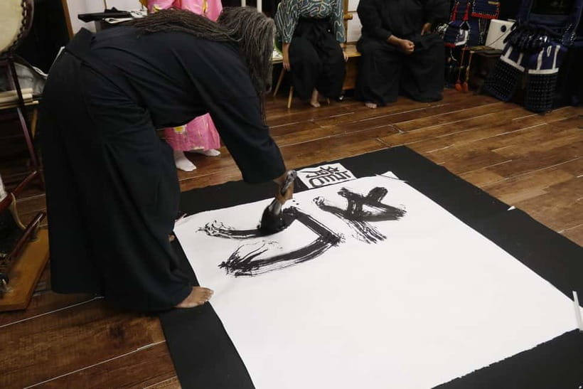 Learning Shodo with a kimono and Trying Samurai Calligraphy - Samurai Calligraphy in oversized ink, plus the beauty of margins