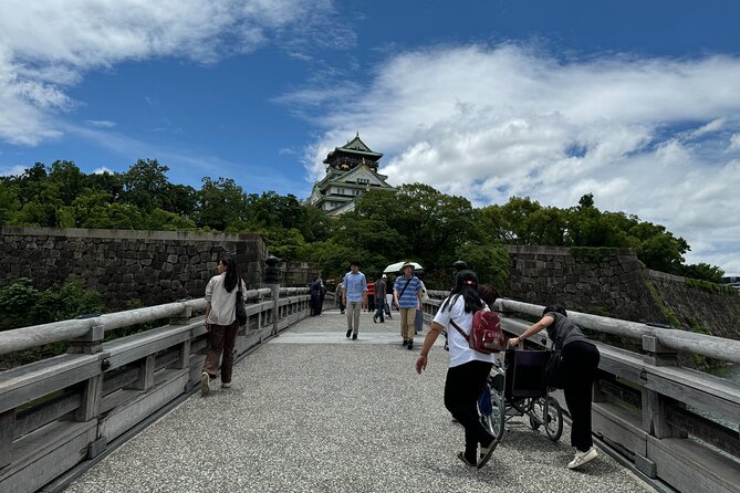Osaka Castle Tower Guided Tour in 90 Minutes - Group Tour - The tower exhibits: armor, weapons, and art with context