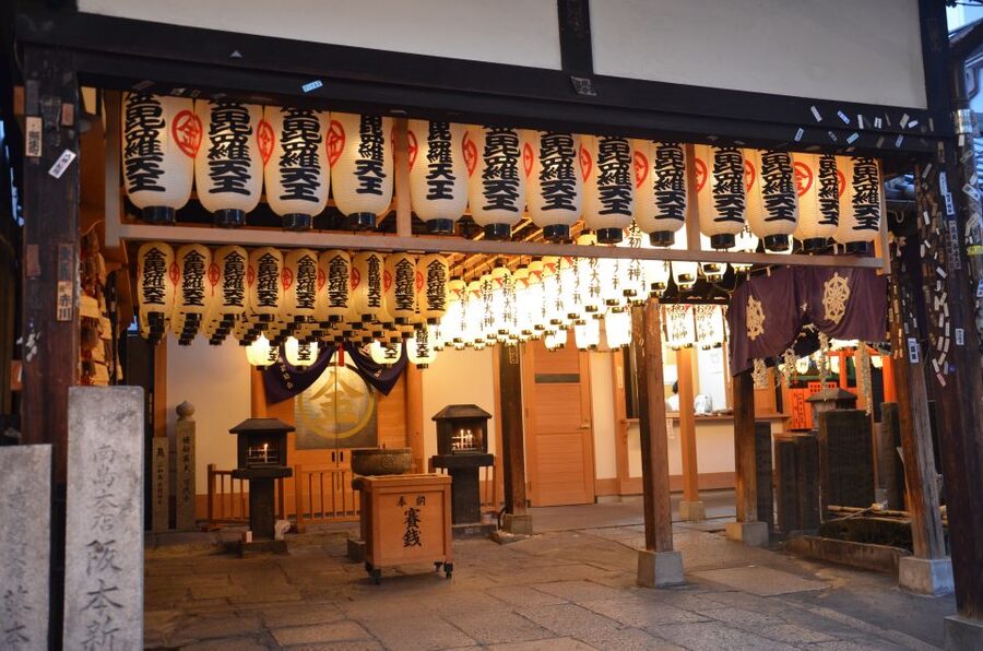 Osaka: Food Tour at Night with Tastings - Modern Neon Meets Old-Style Streets, and the Guide Reads the Scene