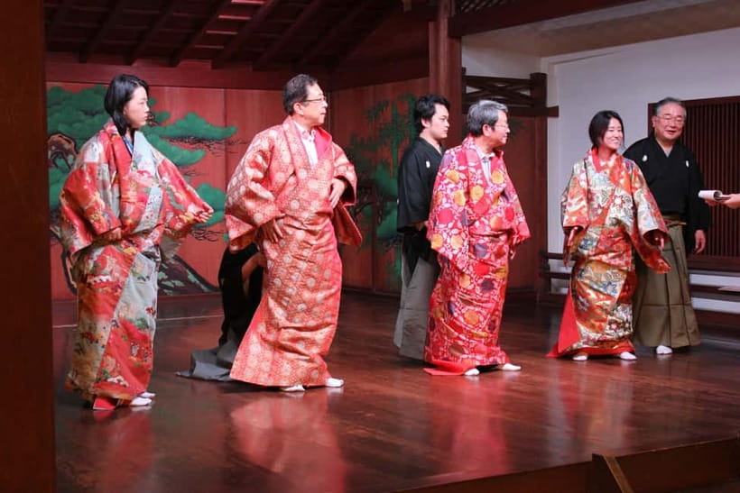 Osaka: Noh Performance with English Subtitles and Workshop - Pre-show briefing and English subtitles that actually help