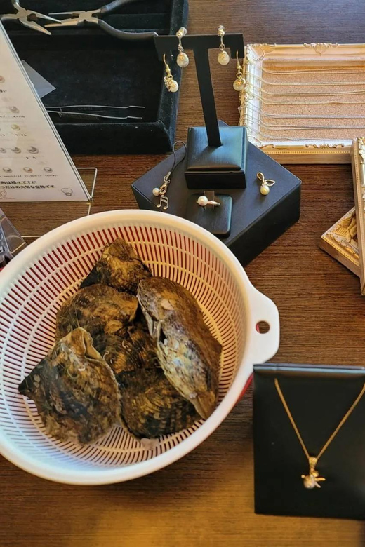 Osaka Shinsaibashi Pearl extraction experience - Language and group flow, so you’re not stressed in the shop