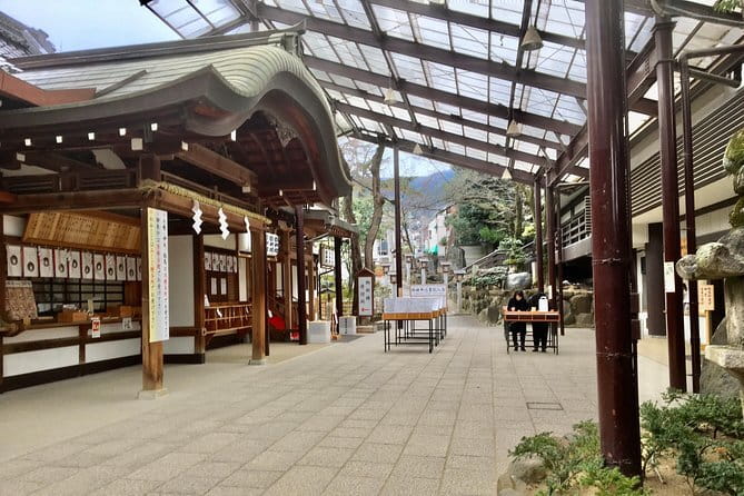 Private Full-Day Japanese Mountain Guided Tour: Ikoma - Ishikiri Sando: window-shopping, snacks, and celeb-friendly streets