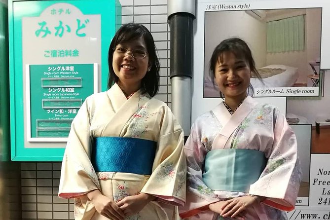 Real Kimono experience and Tsumami Kanzashi Workshop - Step 3: making your Kanzashi accessory, with real help and a drink